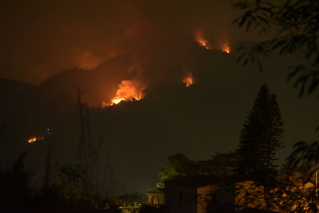 多名市民發現火炭黃竹洋村對開山頭火光熊熊，於是報警。黃文威攝
