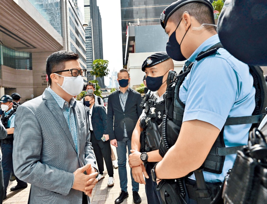 保安局局长邓炳强到会展一带巡视，并向当值前线人员打气。