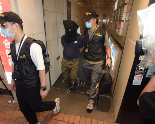 海關在灣仔搗破一間涉不良營銷的健身中心,4人被拘捕。