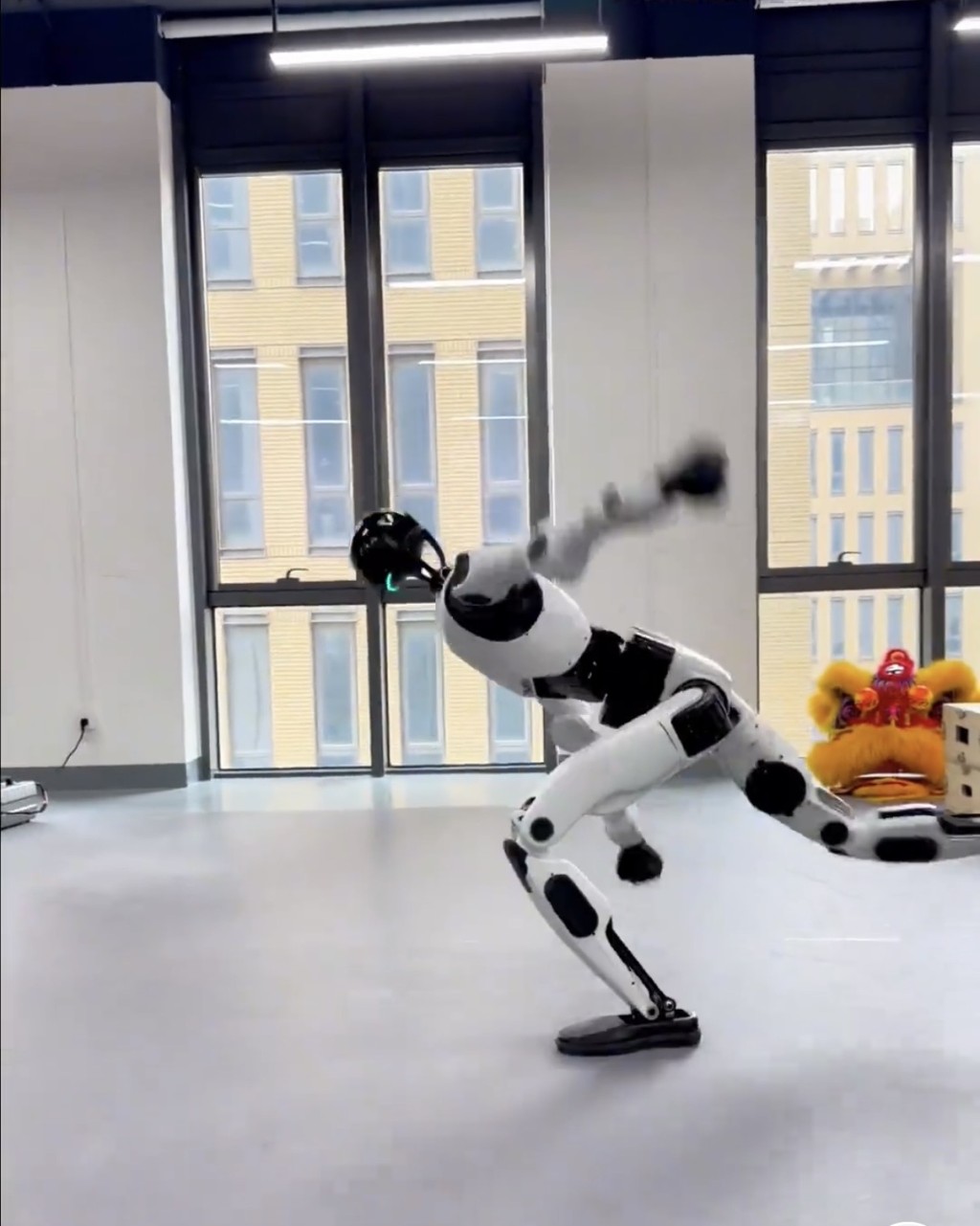 北京人形機械人「具身天工3.0」流暢表演湯馬斯回旋。 北京人形機械人「具身天工3.0」流暢表演湯馬斯回旋。