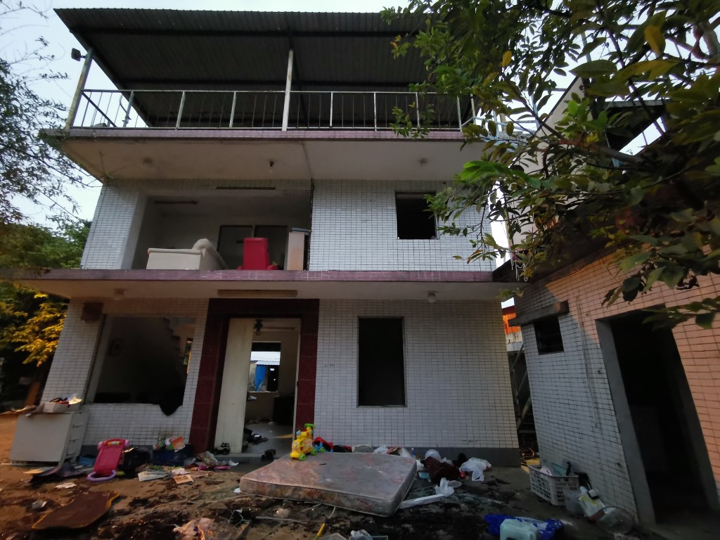 政府宣布收地后，不少村屋已经荒废。(HK Urbex 香港深度游 探险 废墟 废探)