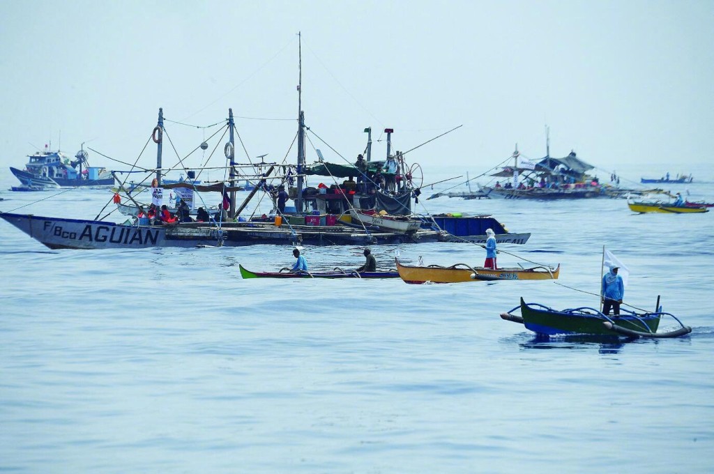 菲律賓數十艘大小漁船15日闖入黃岩島範圍。