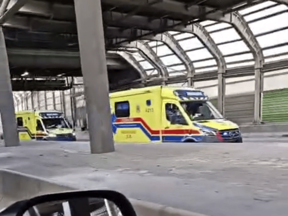 救護車趕至救援。FB:Bosco Chu@馬路的事討論區 救護車趕至救援。FB:Bosco Chu@馬路的事討論區