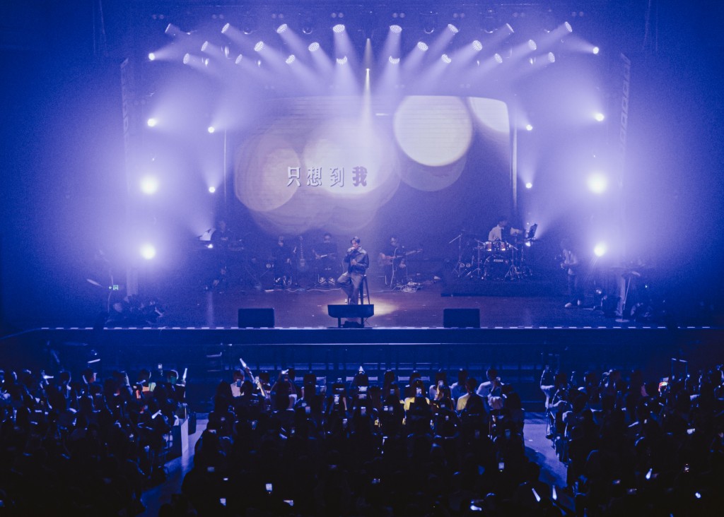 全場座無虛席。