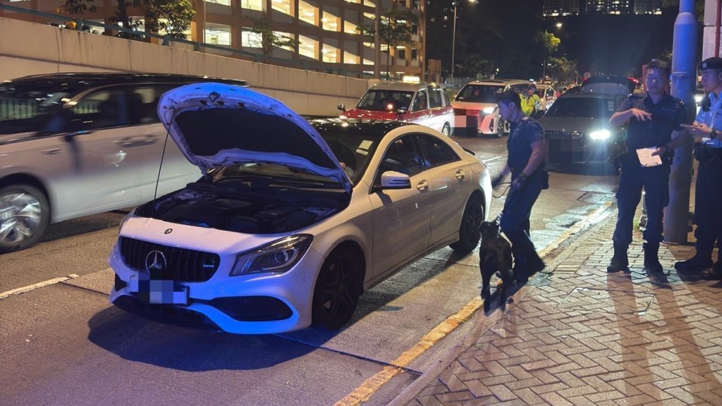警方港島打擊交通違規拘4人 東區司機藏毒落網 灣仔女乘客襲警被捕