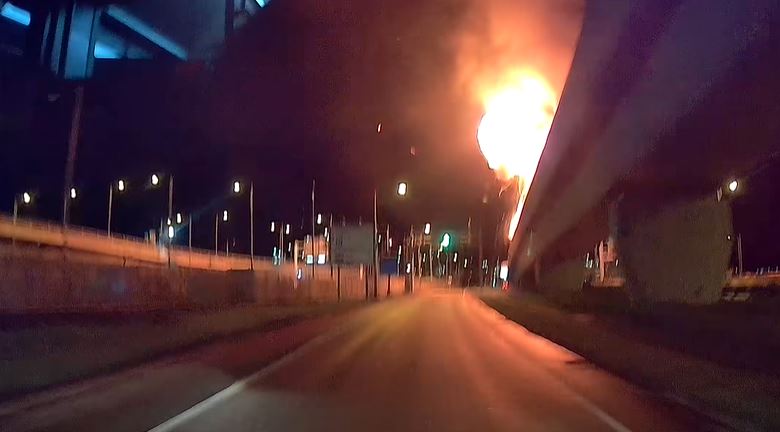 的士爆炸起火，火勢猛烈。fb車cam L（香港群組）影片截圖
