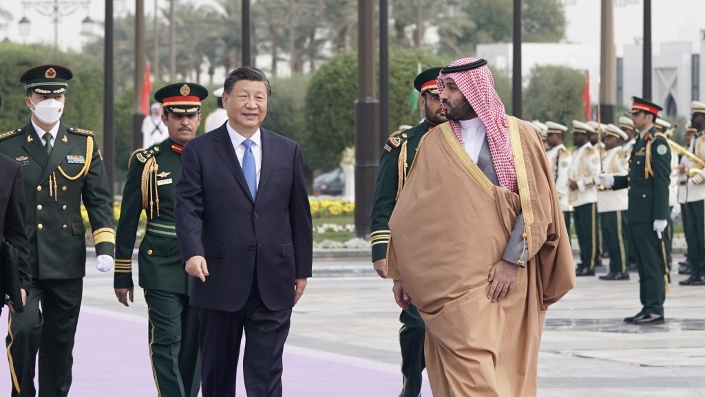 习近平出席沙特王储兼首相穆罕默德代表国王萨勒曼举行的欢迎仪式。新华社