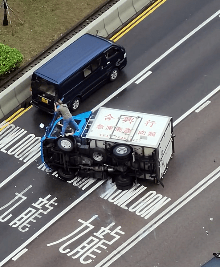 被困人士陆续爬出。fb：香港交通及突发事故报料区