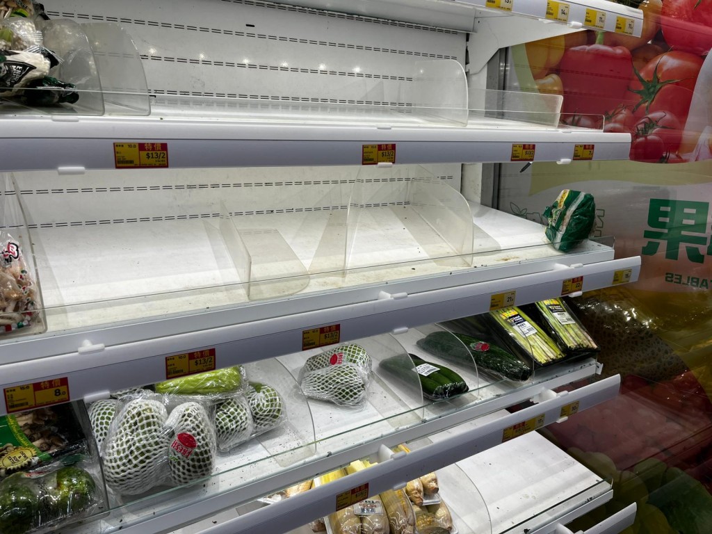 在惠康超市內新鮮蔬菜幾近被搶空。黃子龍攝