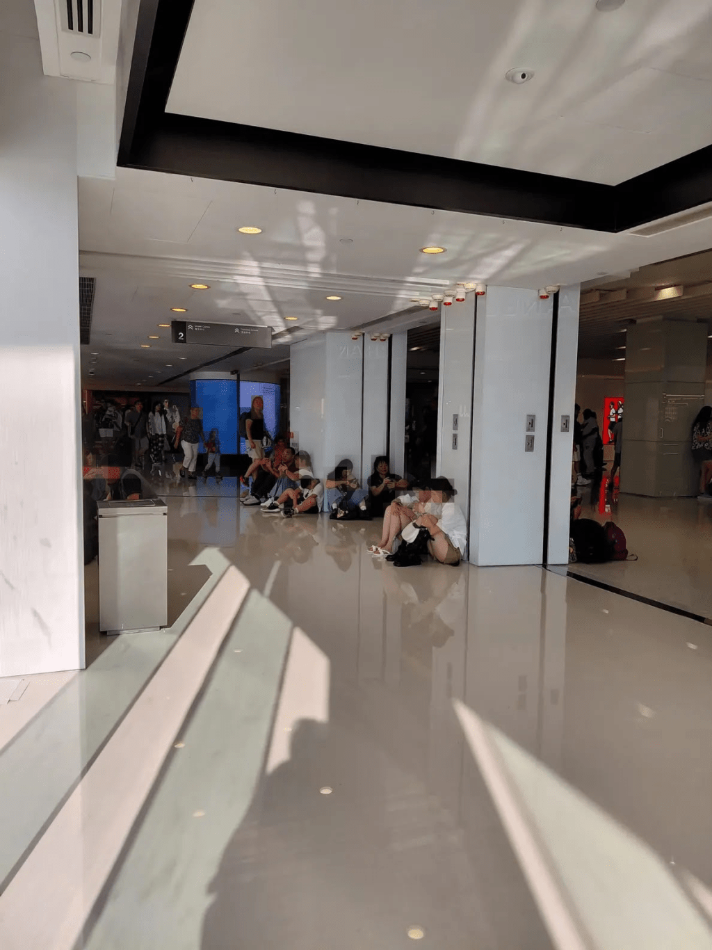 本港多個大型商場,都接連湧現相同景象。(來源:Threads) 本港多個大型商場,都接連湧現相同景象。(來源:Threads)