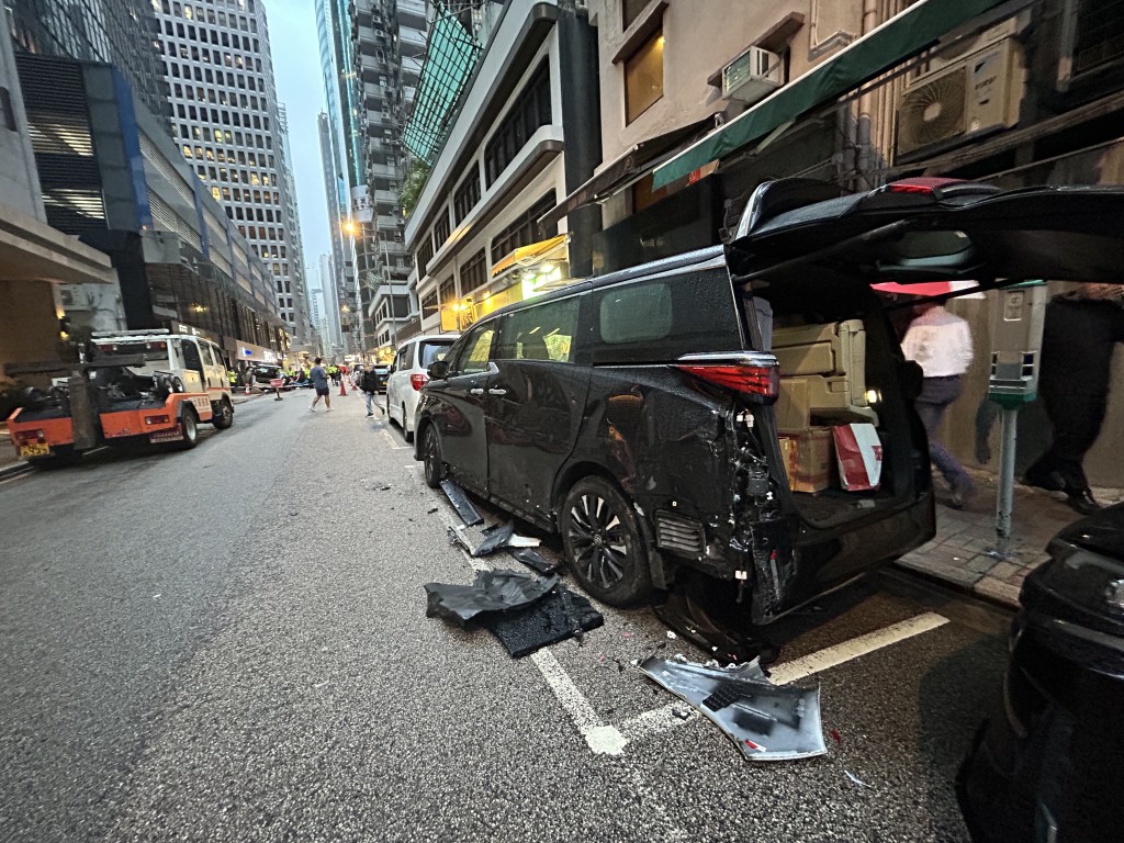 被波及的黑色七人車。 被波及的黑色七人車。