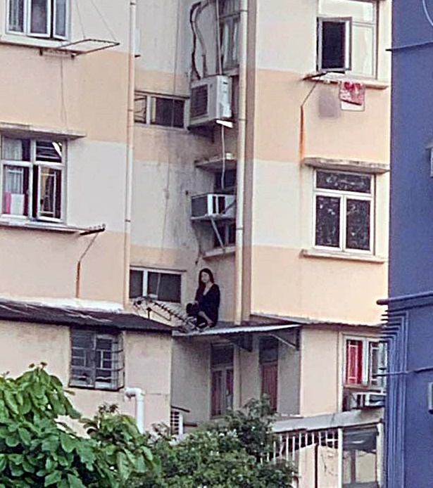 女子被困大厦簷篷顶。网图