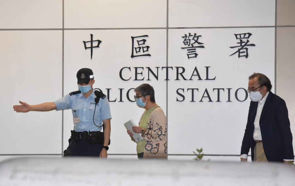 吳靄儀保釋後由梁家傑等人陪同離開中區警署。