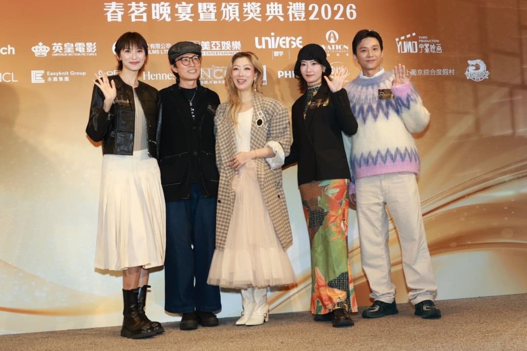 《夜王》主演左起︰王丹妮、黃子華、鄭秀文、廖子妤、盧鎮業出席《香港電影編劇家協會春茗及頒獎典禮》。