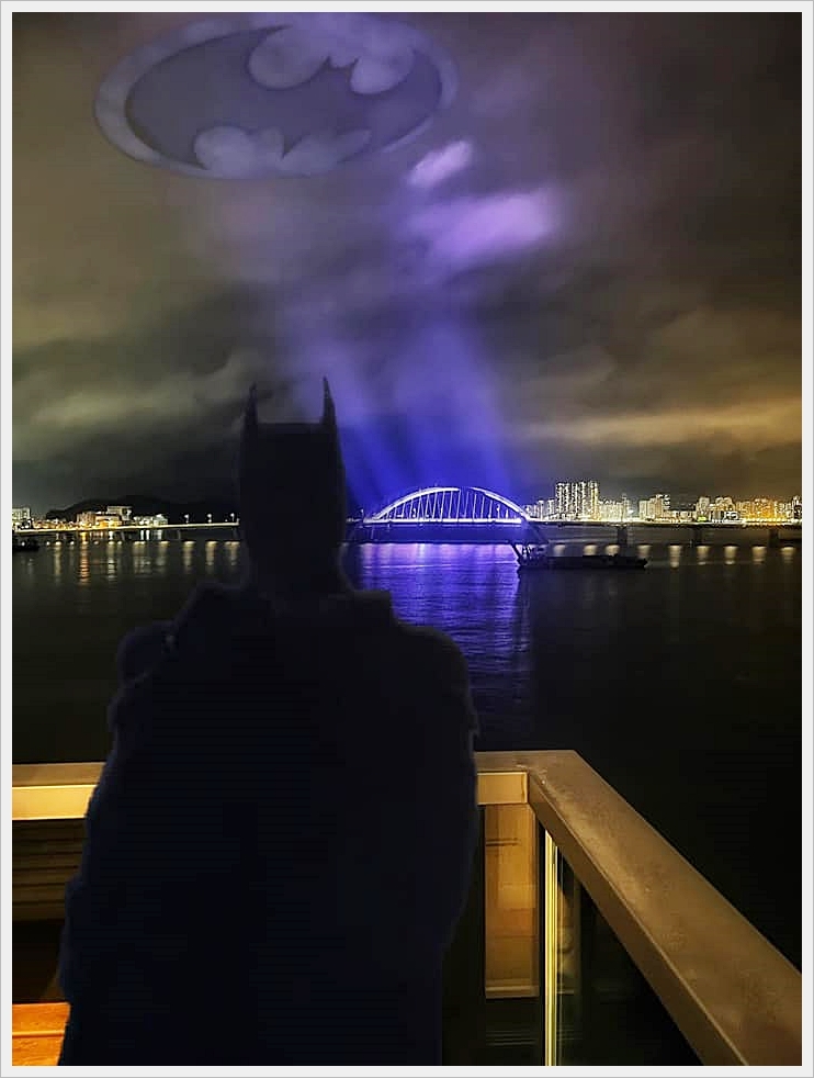 在图片中加上蝙蝠侠标志及蝙蝠侠的身影。「将军澳主场」FB