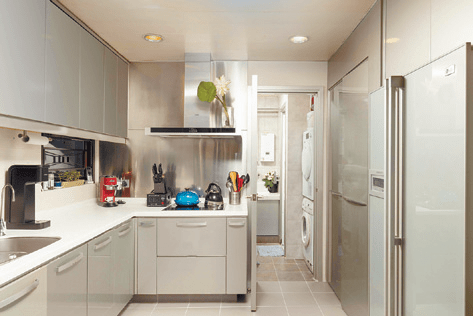 厨房采浅色系设计，更显空间感。