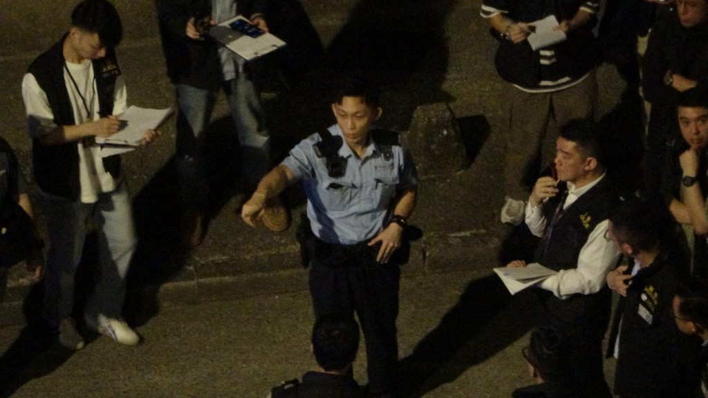 懷疑開槍軍裝警員向探員講述事件經過。蔡楚輝攝