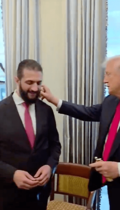 特朗普在會面中親手送上自家品牌「Trump」的香水作為禮物,甚至當場替沙拉噴上香氣。X@_johnnymaga 特朗普在會面中親手送上自家品牌「Trump」的香水作為禮物,甚至當場替沙拉噴上香氣。X@_johnnymaga