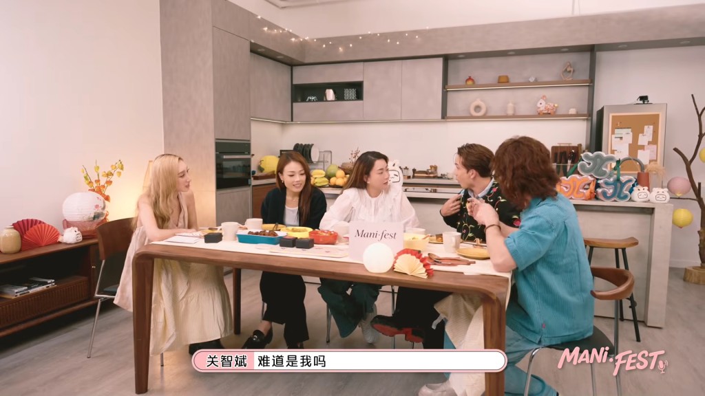 Mani突然望向關智斌,嚇得Kenny一臉驚恐指著自己:「難道是我嗎?」(影片截圖:《Manifest》) Mani突然望向關智斌,嚇得Kenny一臉驚恐指著自己:「難道是我嗎?」(影片截圖:《Manifest》)