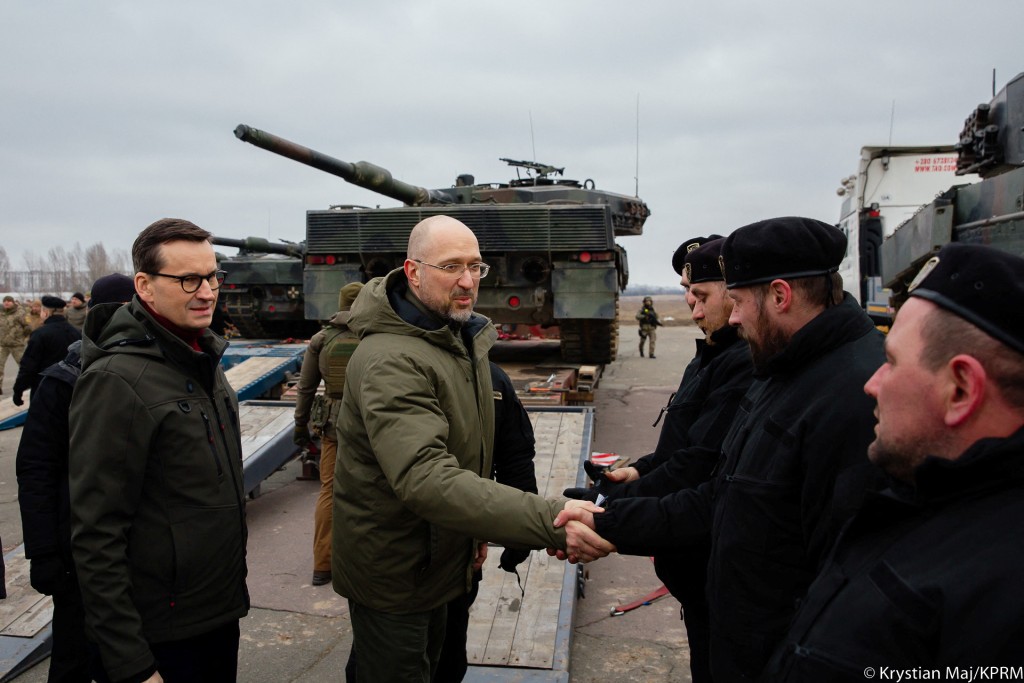 烏克蘭總理什米加爾與波蘭士兵握手。 路透社
