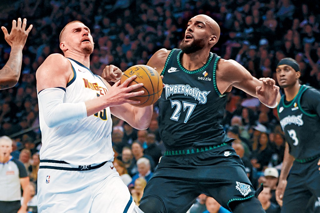 約基治(左)在高拔的緊纏下上籃。