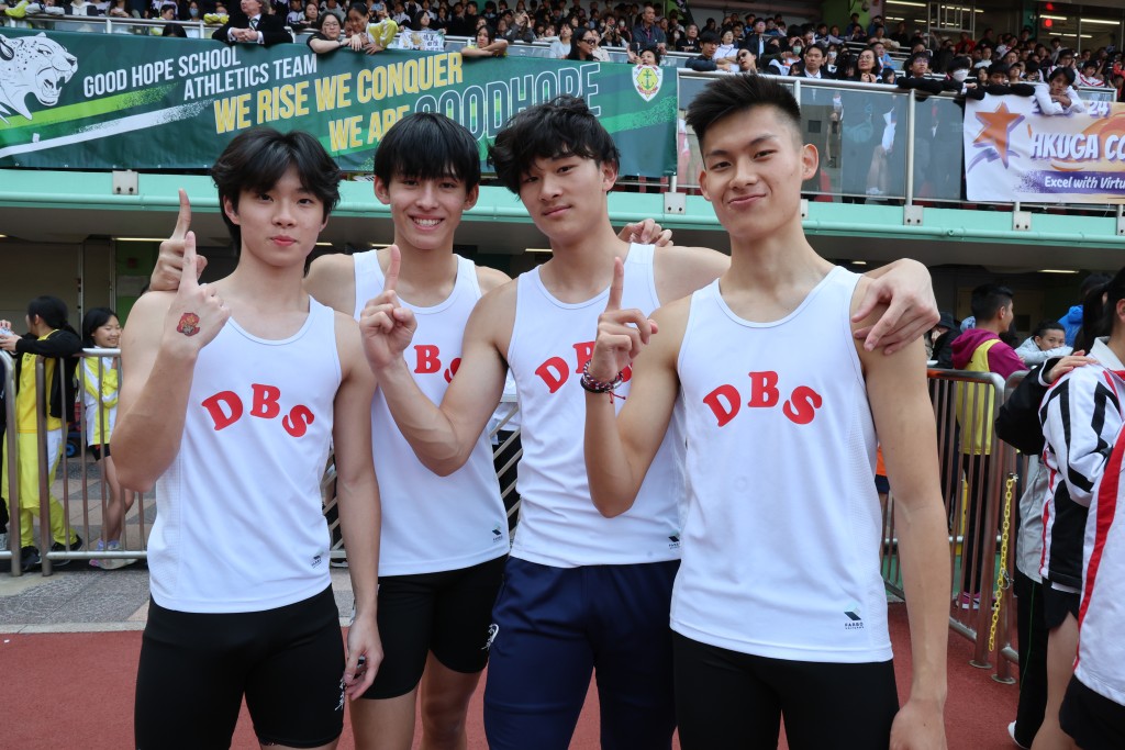吳君浩（左二）與隊友打破4x100米學界紀錄。