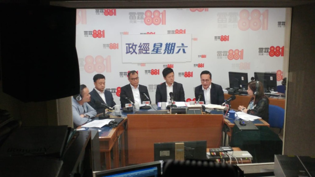 謝振中(左四)指謠言都容易令市民先入為主,加深分化和撕裂。