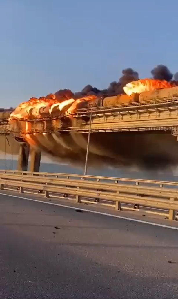 克里米亚大桥发生大火及爆炸。网上截图