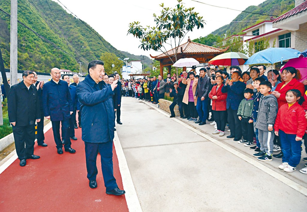 習近平在陝西小嶺鎮金米村向鄉親們致意。