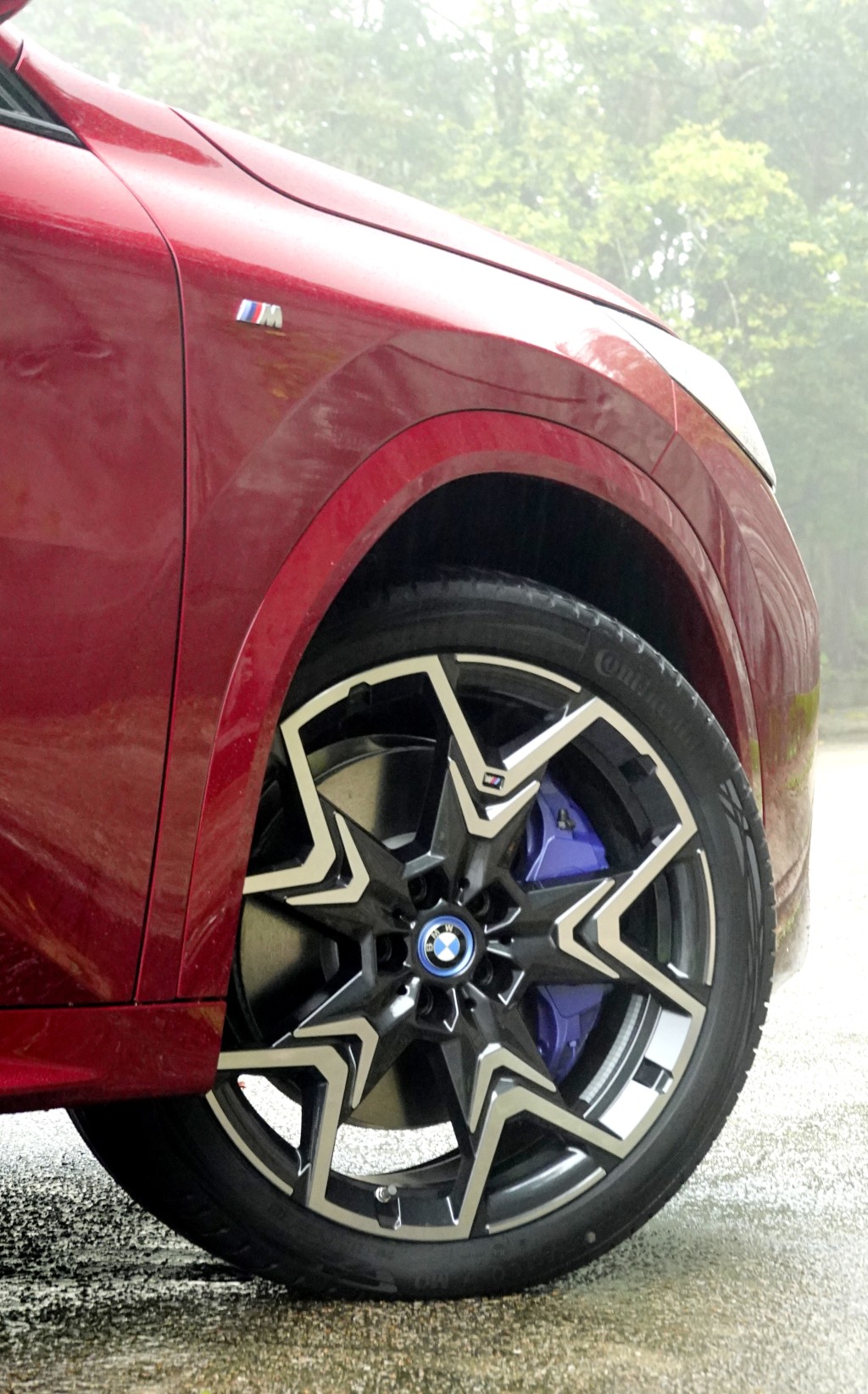 宝马BMW iX2 xDrive30标准配备20寸M轻合金轮圈