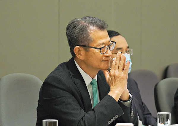 陈茂波在会上除了聆听，也跟议员有不少交流。