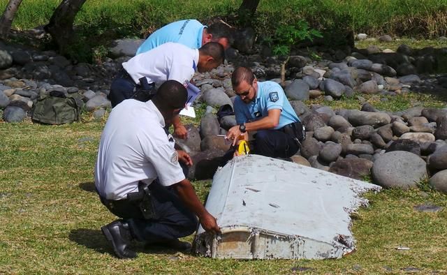留尼汪島發現的疑似MH370班機殘骸。 路透社