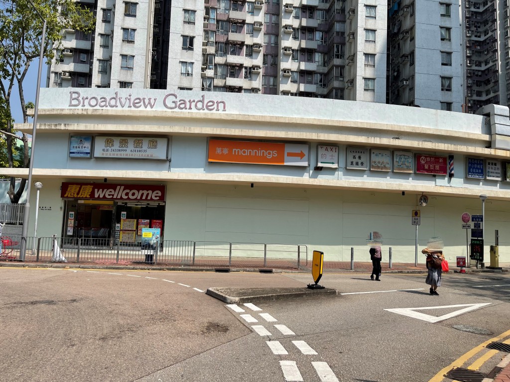 Jackson表示,自己居住的偉景花園是居屋,停車場可自由出入,相信騙徒事前曾到場踩線。 Jackson表示,自己居住的偉景花園是居屋,停車場可自由出入,相信騙徒事前曾到場踩線。