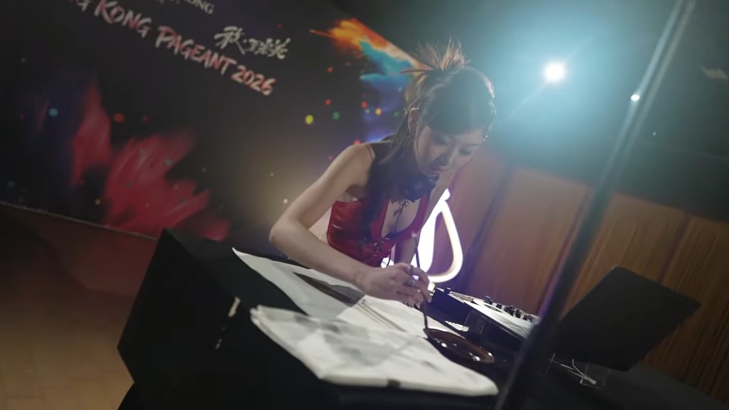 但表演未見有比決賽時好，更在表演中突然晒畫功。