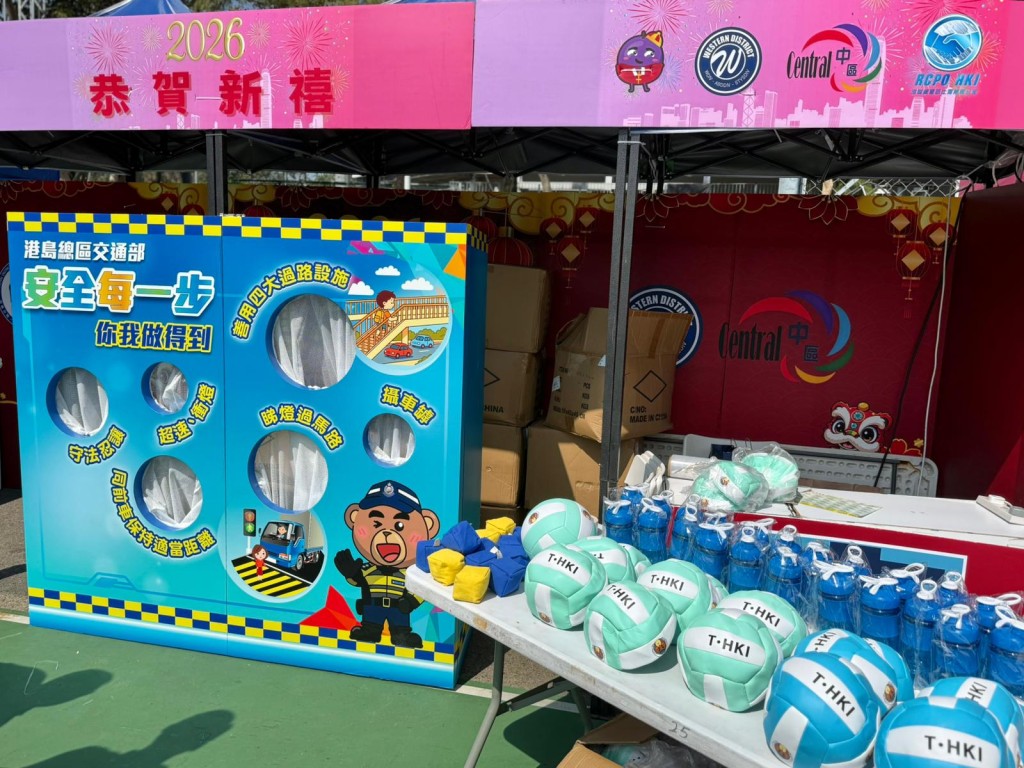 港島總區交通部人員提醒市民，「綠色人像」燈號閃動時，不可開始橫過馬路。