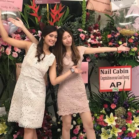 家境不错的Sarah（右）跟朋友于2017年开设美甲店。