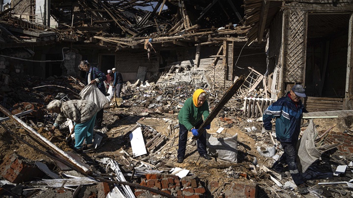 伊久姆在戰鬥過後多處被炸成廢墟。AP圖片