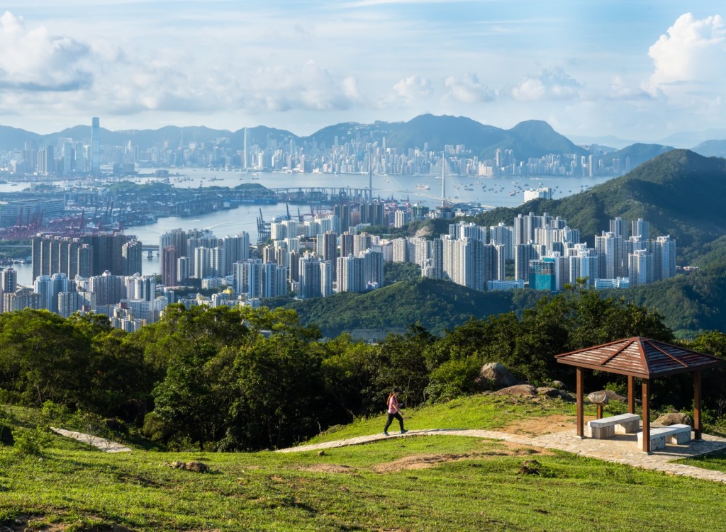 香港澳洲商會認為，香港鄰近中國內地，前往歐美亦非常方便，是環球採購的理想據點