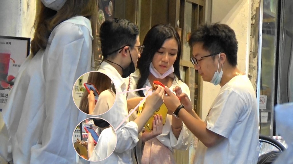 鍾培生於街頭疑透過陳詩欣手機揀女。