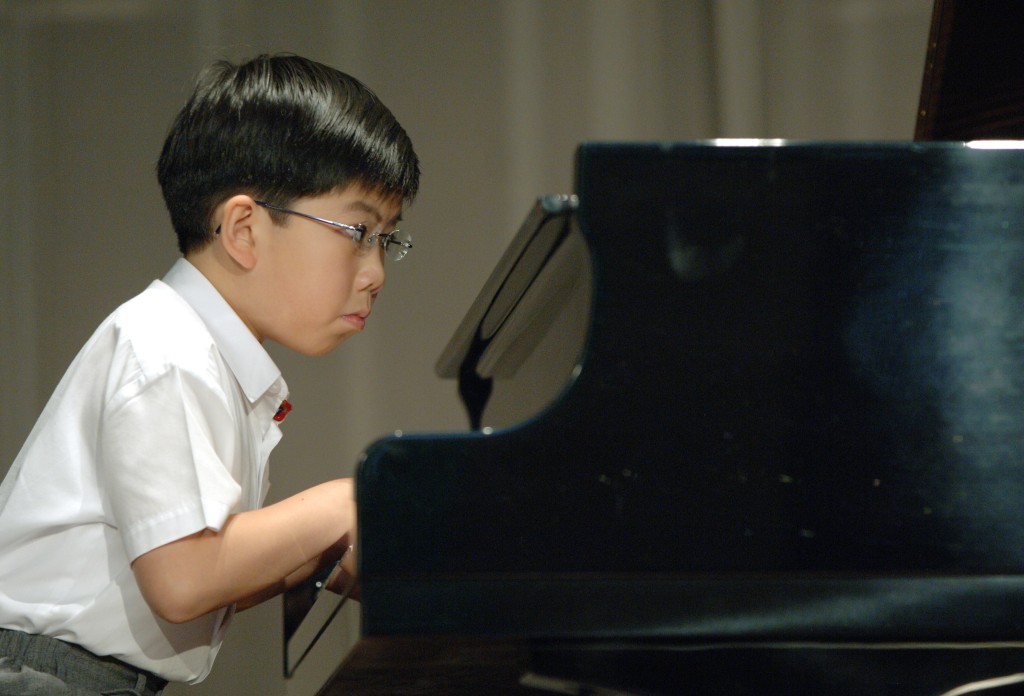 鋼琴天才沈靖韜2006年回校（男拔萃小學）分享鋼琴演奏心得。