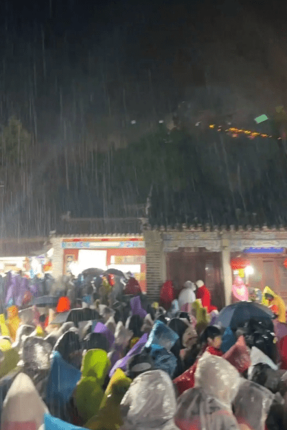 泰山横风横雨，游客逼爆厕所过夜。 抖音