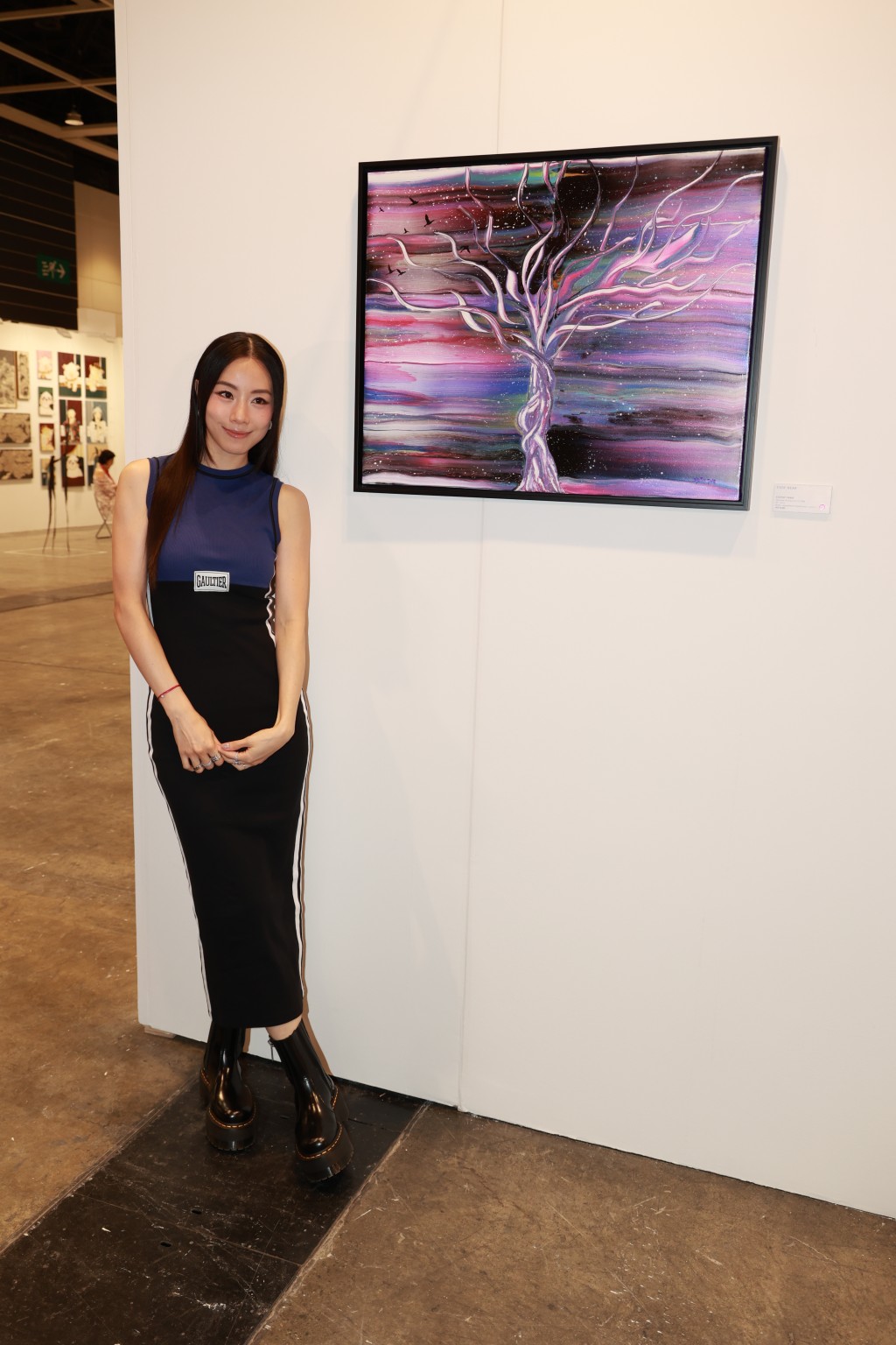 鄧麗欣親自現身畫展打點。