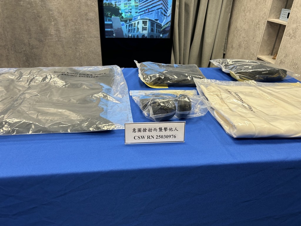 警方在兩名被捕少年的住所內檢獲犯案時所穿衣物。曾志恒攝