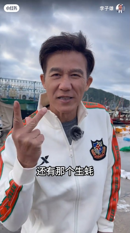 李子雄成功讲价买了虾、螃蟹和生蠔。