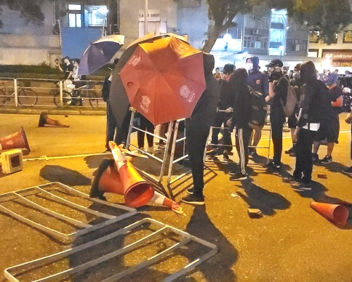 大批示威者搬出雜物堵路。資料圖片