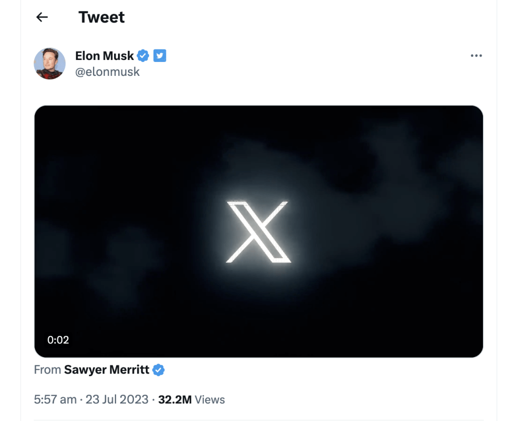 马斯克23日凌晨宣布将改换商标，并发布一张闪烁的X符号。
