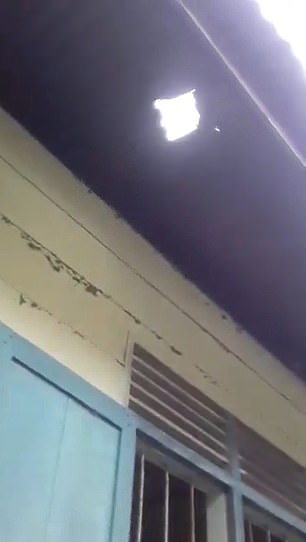 天降隕石穿破屋頂,砸穿了一個大洞。(網圖)