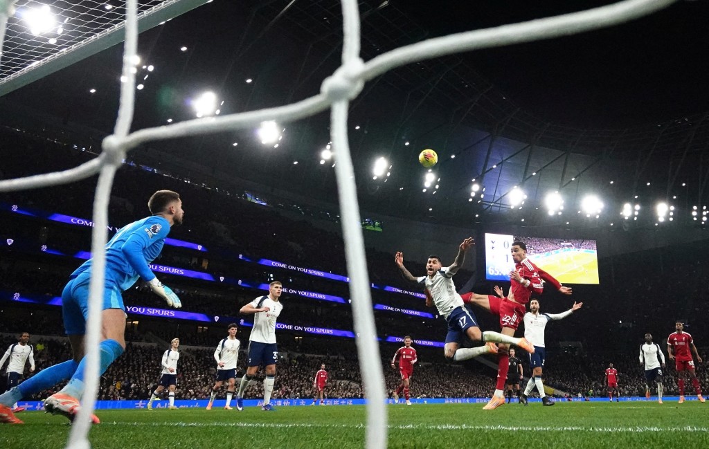 熱刺守將羅美路投訴他與伊基迪克爭頂時，被後者推跌。路透社