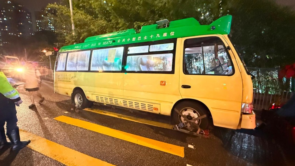 觀塘女子過路 遭落斜小巴硬撼 重創送院