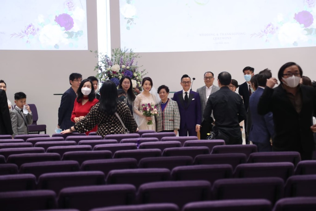 一對新人下午於灣仔一間教堂低調行禮。